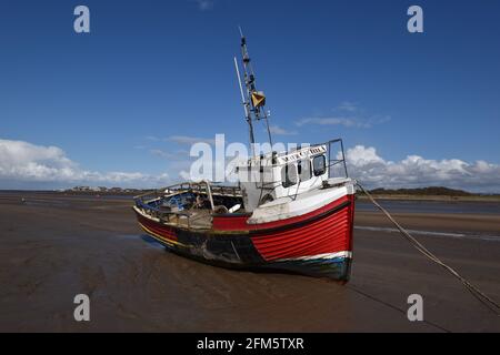 Rot-weißes Boot, das auf den Wattflächen des Flusses Wyre vertäut ist, Bootsname „Never Can Tell A“ Stockfoto