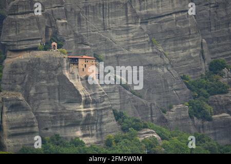 Landschaft mit Panoramablick auf Aghios Nikolaos Anapafsas, ein Kloster aus dem 14. Jahrhundert in Meteora, Kalambaka Thessalien, Griechenland. Stockfoto