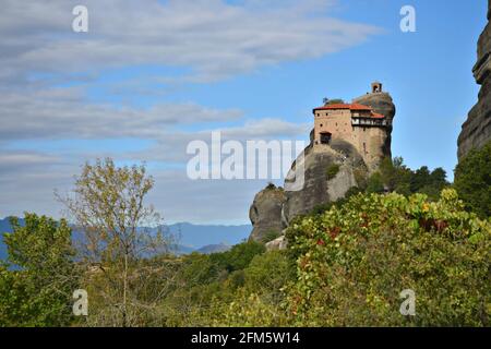 Landschaft mit Panoramablick auf Aghios Nikolaos Anapafsas, ein Kloster aus dem 14. Jahrhundert in Meteora, Kalambaka Thessalien, Griechenland. Stockfoto