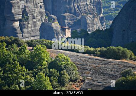 Landschaft mit Panoramablick auf Aghios Nikolaos Anapafsas, ein Kloster aus dem 14. Jahrhundert in Meteora, Kalambaka Thessalien, Griechenland. Stockfoto