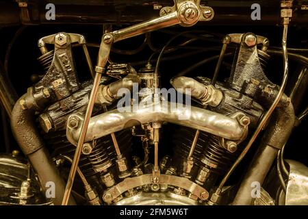Sepiafarbene Nahaufnahme eines Oldtimer-Motorrades aus Das frühe zwanzigste Jahrhundert Stockfoto