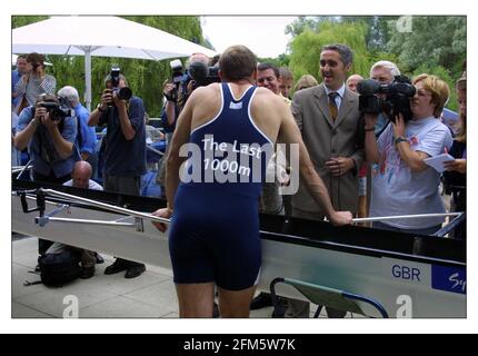 SIR Steve Redgrave,Mathew Pinsent,James Cracknell und Tim Foster rudern zum letzten Mal das Boot, in dem sie Olympisches Gold in Sydney zum River and Rowing Museum in Henley-on-Thames gewannen Stockfoto