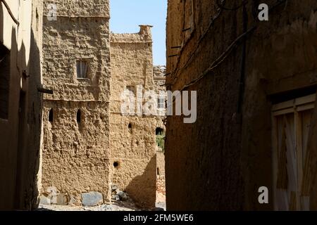 Altes Viertel mit verlassenen zerstörten Häusern in der Stadt Al Hamra. Region Ad Dakhiliyah, Oman. Stockfoto