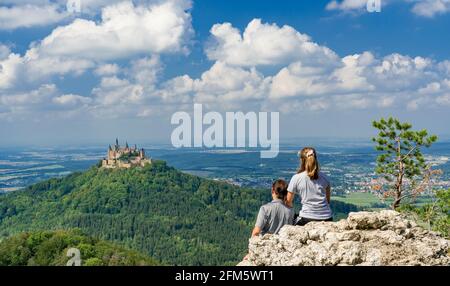 Schloss Hohenzollern, Baden-Württemberg, Deutschland - 06-07-2020, zwei Frauen bewundern eines der berühmtesten Wahrzeichen in Baden-Württemberg, während einer Wanderung Stockfoto