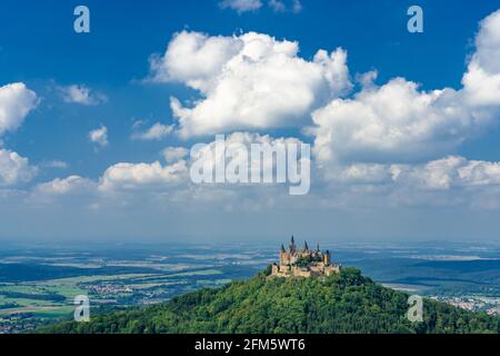 Schloss Hohenzollern, Baden-Württemberg-Deutschland - 06-07-2020, eines der berühmtesten Wahrzeichen in Baden-Württemberg und Hauptburg der Hohenzollern Dyn Stockfoto