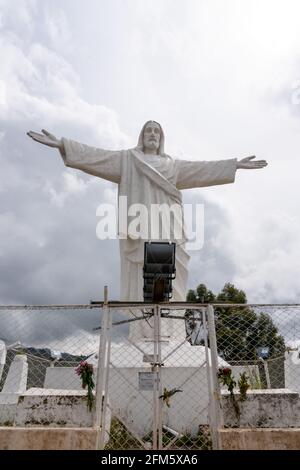 White Christ (Cristo Blanco) liegt oberhalb der Kolonialstadt Cusco, Peru. Stockfoto