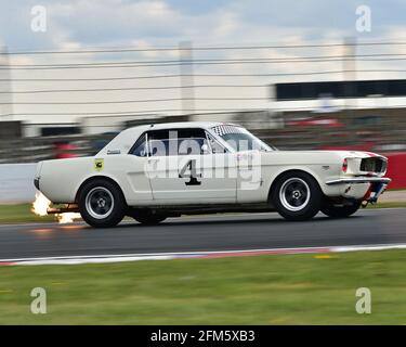 Beim Eintritt in die Fogarty-Esses spucken zwei Flammen, Jon Miles, Dave Coyne, Mark Wright, Ford Mustang, RAC Pall Mall Cup für Pre-66 GT, Sports Racing A Stockfoto