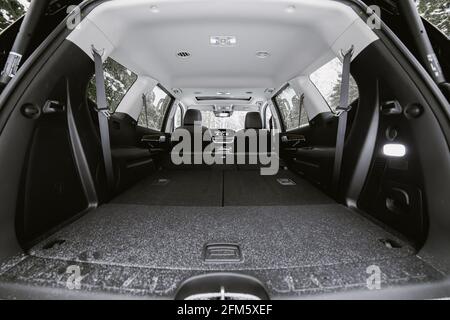 Moskau, Russland - 15. Februar 2021: Kia Mohave 2021 Innenraum eines SUV. Die zweite und dritte Sitzreihe sind gefaltet. Riesiger Kofferraum eines großen Autos. Stockfoto