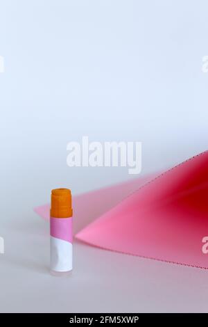 Hausgemachte natürliche Bio-Zutaten Lippenbalsam. Handgefertigter Lippenbalsam und Lippenstift Stockfoto