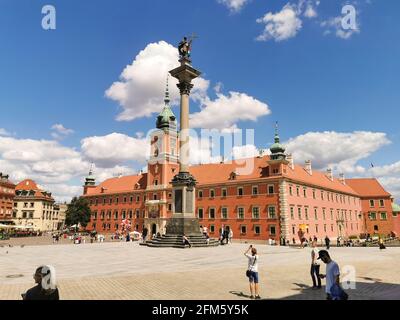 Warschau, Polen: Altstadt in Warschau, Polen. Das königliche Schloss und Sigismunds Säule namens Kolumna Zygmunta, horizontales Foto von Plac Zamkowy Stockfoto