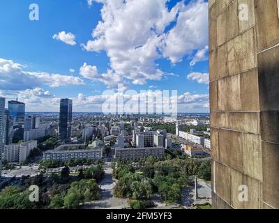 Warschau, Polen: Panorama des Finanzzentrums von Warschau während eines sonnigen Tages, Luftaufnahme der Innenstadt Stockfoto