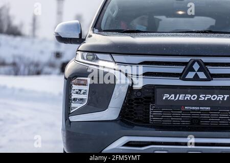 Moskau, Russland - 17. Februar 2021: Der neue Mitsubishi Pajero Sport. Facelifted-suv. ..Winter, das Auto fährt Off-Road. Die Front des aktualisierten SUV. Stockfoto