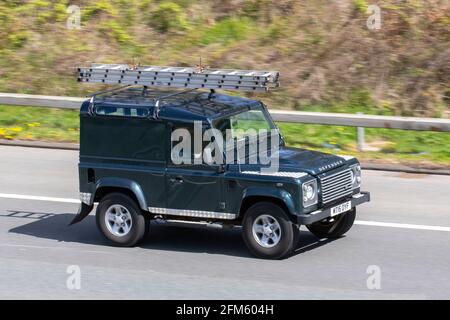 2015 Land Rover Defender 90 XS Hard Top; Fahrzeugverkehr, Fahrzeuge bewegen, Autos, Fahrzeug fahren auf britischen Straßen, Motoren, Fahren auf der Autobahn M6 Autobahn UK Straßennetz Stockfoto