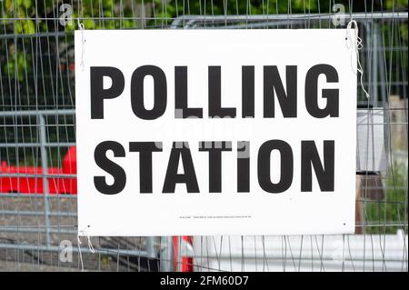 Dorney Reach, Buckinghamshire, Großbritannien. Mai 2021. Es war ein ruhiger Morgen im Wahllokal in der Village Hall in Dorney Reach heute Morgen für die Kommunalwahlen. Quelle: Maureen McLean/Alamy Stockfoto