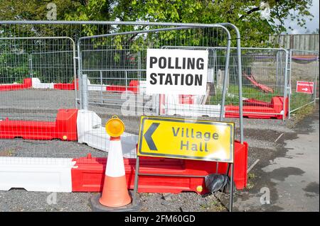 Dorney Reach, Buckinghamshire, Großbritannien. Mai 2021. Es war ein ruhiger Morgen im Wahllokal in der Village Hall in Dorney Reach heute Morgen für die Kommunalwahlen. Quelle: Maureen McLean/Alamy Stockfoto