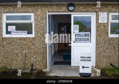 Dorney Reach, Buckinghamshire, Großbritannien. Mai 2021. Es war ein ruhiger Morgen im Wahllokal in der Village Hall in Dorney Reach heute Morgen für die Kommunalwahlen. Quelle: Maureen McLean/Alamy Stockfoto