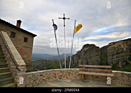 Landschaft mit Panoramablick auf die Felsen aus dem 14. Jahrhundert, aus dem orthodoxen Kloster Roussanou in Meteora, Thessalien, Griechenland. Stockfoto