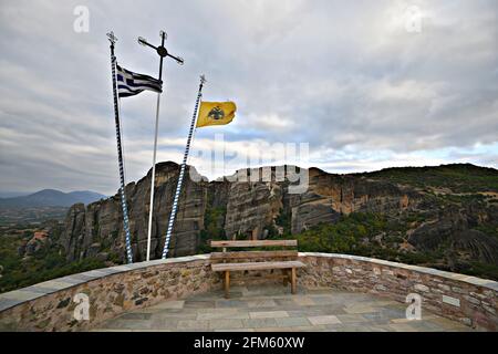 Landschaft mit Panoramablick auf die Felsen aus dem 14. Jahrhundert, aus dem orthodoxen Kloster Roussanou in Meteora, Thessalien, Griechenland. Stockfoto