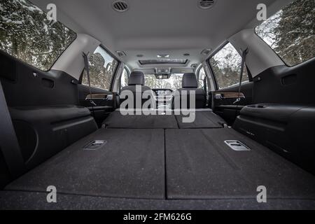 Moskau, Russland - 15. Februar 2021: Kia Mohave 2021 Innenraum eines SUV. Die zweite und dritte Sitzreihe sind gefaltet. Riesiger Kofferraum eines großen Autos. Stockfoto