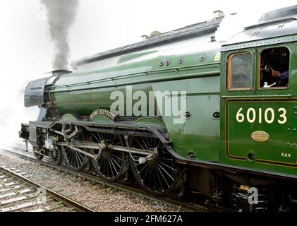 Die Hand des Fahrers ist auf dem Regler, als die Dampflokomotive Flying Scotsman bei strömendem Regen Salisbury verlässt. 21.05.2016. Stockfoto