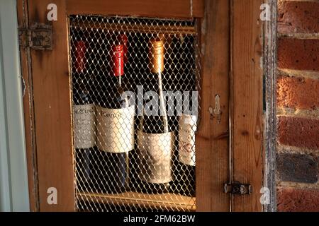 Allgemeine Aussicht auf schöne Flaschen Wein in einem Restaurant in West Sussex, Großbritannien. Stockfoto