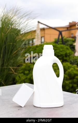 Enthärter Flasche Plastikflasche mit flüssigem Waschmittel, Reinigungsmittel, Bleichmittel oder Weichspüler Stockfoto