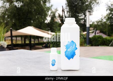 Reinigungs- und Sanitärprodukte Reinigungsmittel, Bleichmittel oder Weichspüler Stockfoto