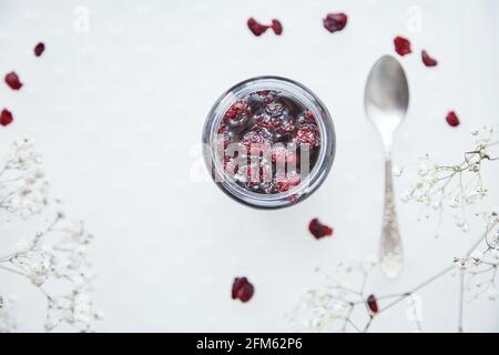 Gesundes fermentiertes Honigprodukt mit Cranberry, Probiotika. Konservierungsmittel für Lebensmittel. Köstliches Rezepturkonzept. Antivirale Lebensmittel . Draufsicht Stockfoto