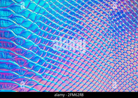 Abstrakter Hintergrund mit holographischen hellen Regenbogen multicolor. Nahaufnahme metallisierter Makros. Nachahmung der Regenbogenfarbe. Hintergrund mit einer Reptilienhaut Stockfoto