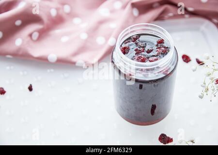 Gesundes fermentiertes Honigprodukt mit Cranberry, Probiotika. Konservierungsmittel für Lebensmittel. Köstliches Rezepturkonzept. Antivirale Lebensmittel. Stockfoto