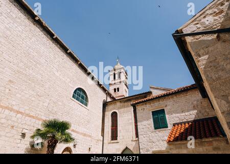 Kuppel der Kirche des heiligen Franziskus in Sibenik vor dem Hintergrund eines schönen blauen Himmels. Stockfoto