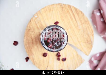 Gesundes fermentiertes Honigprodukt mit Cranberry, Probiotika. Konservierungsmittel für Lebensmittel. Köstliches Rezepturkonzept. Antivirale Lebensmittel . Draufsicht Stockfoto