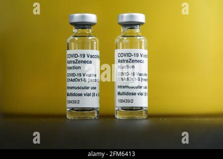 London, Großbritannien. Mai 2021. Fläschchen mit dem Oxford/AstraZeneca Covid-19-Impfstoff, die in einem Impfzentrum in London gesehen wurden. Kredit: SOPA Images Limited/Alamy Live Nachrichten Stockfoto