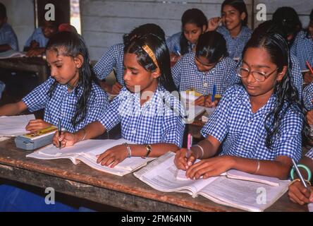 KERALA, INDIEN - Schulmädchen an der St. Anthony Upper Primary School in den Western Ghats Mountains, Kottayam Bezirk. Kerala hat eine außergewöhnlich hohe Alphabetisierungsrate. Stockfoto