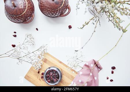 Gesundes fermentiertes Honigprodukt mit Cranberry, Probiotika. Lebensmittelkonservierungsmittel zu Hause, gemütlicher, rustikaler Hintergrund. Köstliches Rezepturkonzept. Antivirale Lebensmittel. Stockfoto