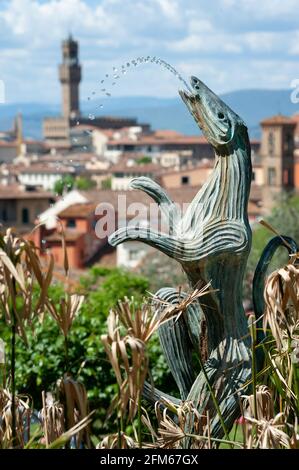 Eine der Jean-Michel Folon Skulpturen (im Vordergrund), am Giardino delle Rose. Atemberaubende Aussicht auf die Stadt. Stockfoto