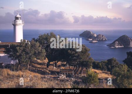 Selektiver Fokus des Gelidonya-Leuchtturms in Karaoz, Antalya, Türkei mit Blick auf das Mittelmeer und drei Inseln auf dem lykischen Weg, Landschaft, Seascape, Stockfoto