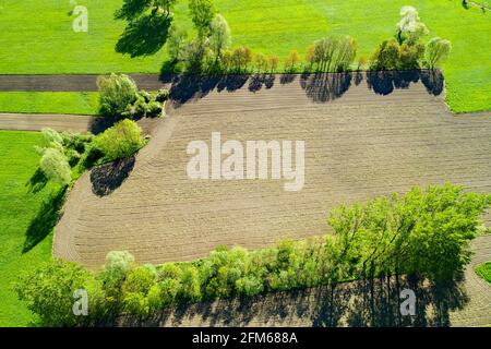 Gepflügte und bebaute Felder, Luftaufnahme Stockfoto