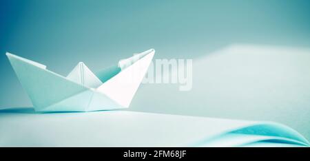 Origami, Papierboot auf Blatt Stockfoto