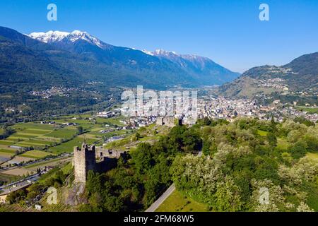 Valtellina (IT), Grumello Weinberge in der Nähe von Sondrio, Luftaufnahme Stockfoto