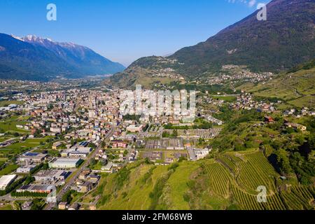 Valtellina (IT), Grumello Weinberge in der Nähe von Sondrio, Luftaufnahme Stockfoto