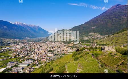 Valtellina (IT), Grumello Weinberge in der Nähe von Sondrio, Luftaufnahme Stockfoto