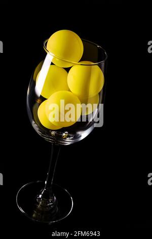 Glaskelz mit gelben Kugeln Stockfoto