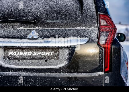 Moskau, Russland - 17. Februar 2021: Der neue Mitsubishi Pajero Sport. facelifted suv. Lizenz olate und Schlussleuchten in der Nähe.. Stockfoto