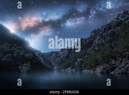 Milchstraße und Sterne über wunderschönen Bergschluchten und Blau Meer Stockfoto