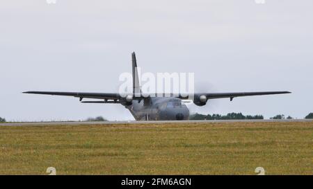 Evreux Air Base Frankreich 14. JULI 2019 geparktes Flugzeug CASA CN-235-200M der französischen Luft- und Raumfahrtstreitkräfte mit sich drehenden Propellern Stockfoto