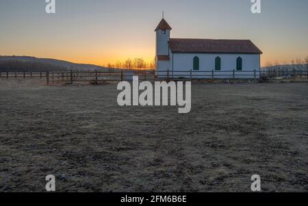 Sonnenaufgang auf der McDougall Church auf der Stoney Nakoda Nation in Morley, Alberta, Kanada Stockfoto