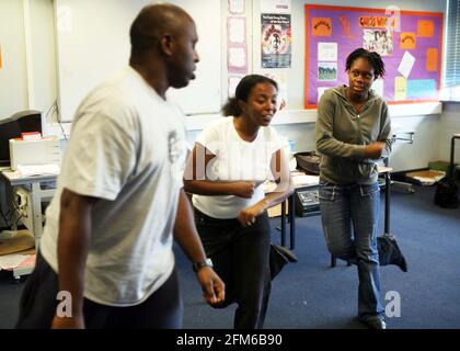 Nick Makoha, Poet Coach mit Studenten der Lammas School in Leyton, probt für den 2007 in London stattfindenden Poetry SLAM im Stratford Circus, Theatre Square, London. SA 23 juni 2007 Bild David Sandison Stockfoto