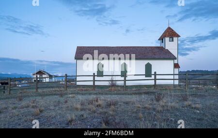 Sonnenaufgang auf der McDougall Church auf der Stoney Nakoda Nation in Morley, Alberta, Kanada Stockfoto