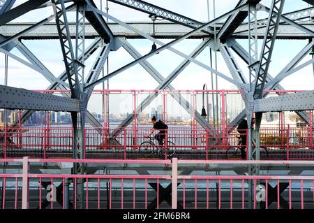 Radfahrer auf der Williamsburg Bridge über den East River mit Manhattan in Der Hintergrund.New York City.USA Stockfoto